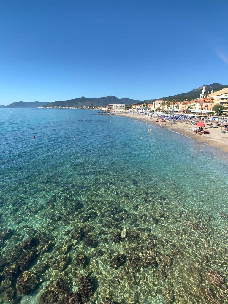 Acqua cristallina e verde a Pietra Ligure