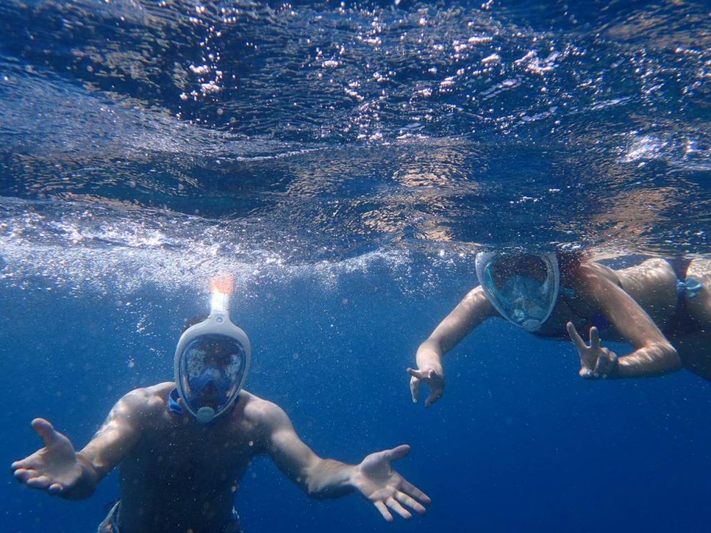 Due persone sott'acqua